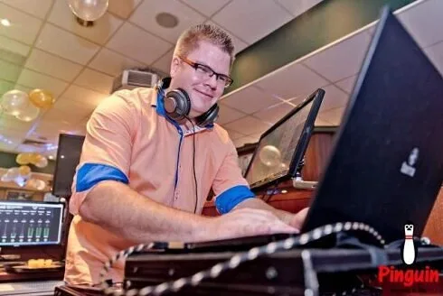 DJ Sven Ahlborn am DJ-Pult mit Laptop und Mischpult